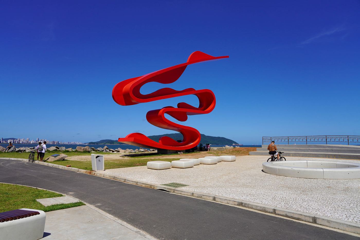Escultura na orla de Santos