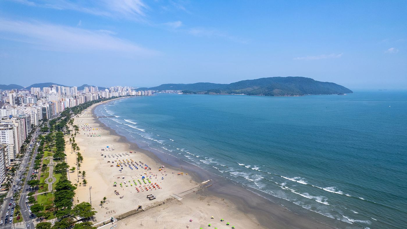 Praia de Santos com ilha ao fundo